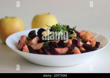 Ein gesunder Salat aus roten Rote-Beete-Würfeln oder Luft Mit Olivenöl und Salz gebraten und mit Würfeln geschwenkt Von grünem Apfel Stockfoto