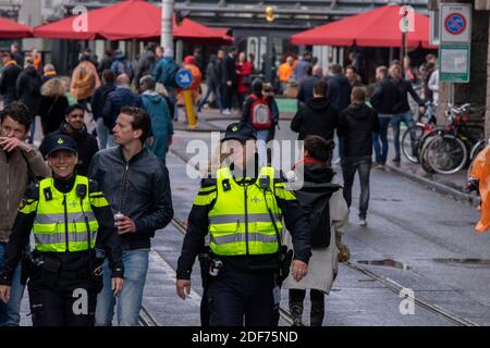 Polizei Polizei Männer Patrouillieren Auf Kingsday Amsterdam Niederlande 27-4-2019 Stockfoto