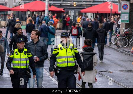 Polizei Männer Patrouillieren Auf Kingsday Amsterdam Niederlande 27-4-2019 Stockfoto