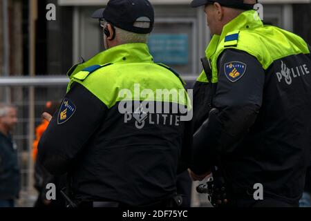 Polizei Männer Patrouillieren Auf Kingsday Amsterdam Niederlande 27-4-2019 Stockfoto