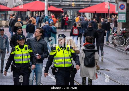 Polizei Männer Patrouillieren Auf Kingsday Amsterdam Niederlande 27-4-2019 Stockfoto