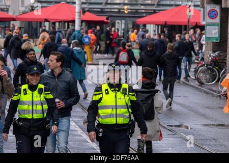 Polizei Männer Patrouillieren Auf Kingsday Amsterdam Niederlande 27-4-2019 Stockfoto