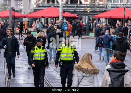 Polizei Männer Patrouillieren Auf Kingsday Amsterdam Niederlande 27-4-2019 Stockfoto