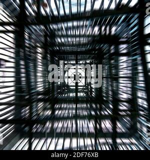 Aussichtsturm aus Gitterrosten, vertikal von unten fotografiert Stockfoto
