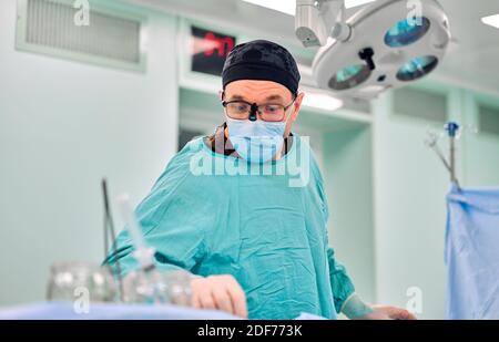 Chirurgen, die Patienten während der Operation Rohr einschieben Stockfoto