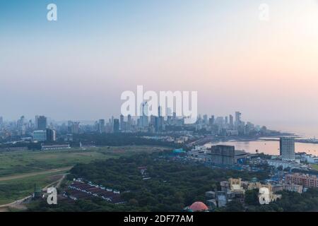 Indien, Maharashtra, Mumbai, Blick auf die Stadt und Haji Ali Bay Stockfoto