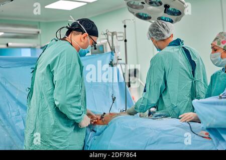 Chirurgen, die Patienten während der Operation Rohr einschieben Stockfoto