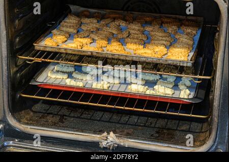 Traditionelle elsässische Weihnachtskuchen, Frankreich - jedes Jahr für die Weihnachtsferien ist es traditionell, kleine Kuchen namens "Bredele" zu machen. Stockfoto