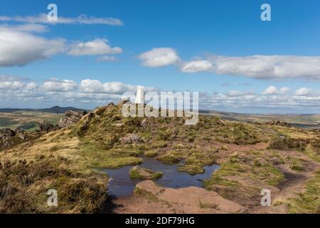 Trig Point an der Oberseite der Kakerlaken, Peak District National Park, England, Großbritannien Stockfoto