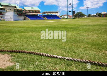 Cricket Ground (Warner Park) St. Kitts und Nevis und die riesigen umliegenden Stände dieses kolossalen Stadions, an einem nicht sportlichen Tag Stockfoto