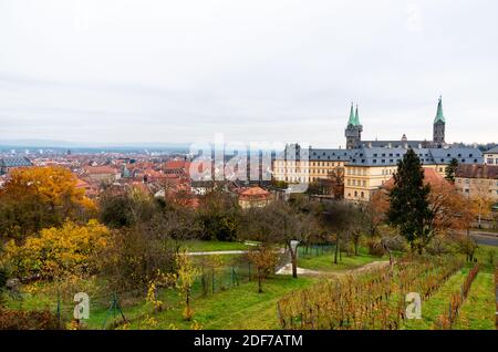 Bamberg, Deutschland. Blick vom Michaelsberg auf den berühmten bamberger Dom mit dem Weinberg im Vordergrund Stockfoto