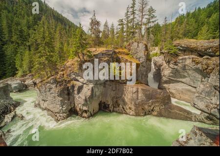 Panoramablick auf die Nairn Falls im gleichnamigen Provinzpark, wo der Green River die 60 Höhenmeter in mehreren Etappen überwindet. Stockfoto