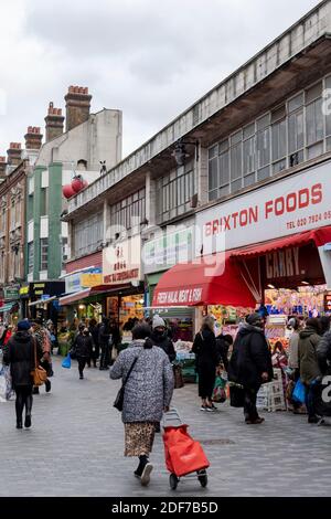 Leute, die am 21. November 2020 auf dem Brixton Market auf der Electric Avenue in Brixton in London einkaufen. © Sam Mellish Stockfoto