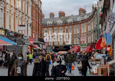 Leute, die am 21. November 2020 auf dem Brixton Market auf der Electric Avenue in Brixton in London einkaufen. © Sam Mellish Stockfoto