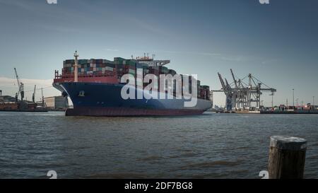 Großes Containerschiff im Hamburger Hafen Stockfoto