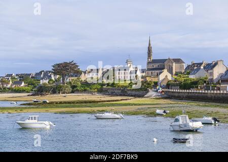 Frankreich, Finistere, Ponant-Inseln, Batz-Insel, Porz Kernoc und Notre-Dame-du-Bon-Secours Kirche Stockfoto