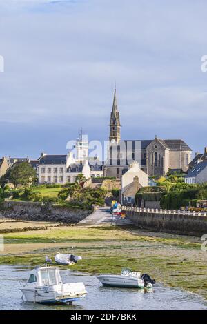 Frankreich, Finistere, Ponant-Inseln, Batz-Insel, Porz Kernoc und Notre-Dame-du-Bon-Secours Kirche Stockfoto