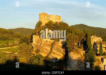 Frankreich, Vaucluse, mit Blick auf die mittelalterliche Stadt Vaison la Romaine mit den Grafen von Toulouse Schloss im 12. Jahrhundert erbaut Stockfoto