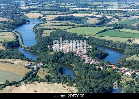 Frankreich, Vendee, Chateau Guibert, das Dorf am Fluss Marillet (Luftbild) Stockfoto