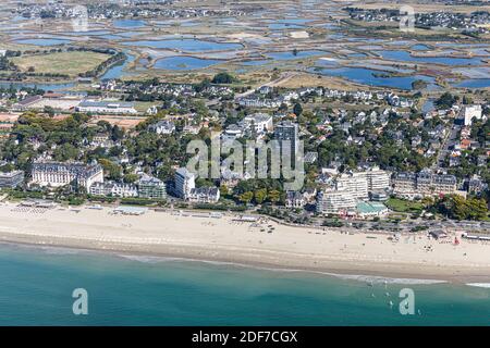 Frankreich, Loire Atlantique, La Baule, der Strand und die Stadt vor Guerande Salzwiesen (Luftaufnahme) Stockfoto