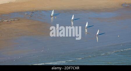 Frankreich, Vendee, St Jean de Monts, Sandyachten am Strand (Luftaufnahme) Stockfoto