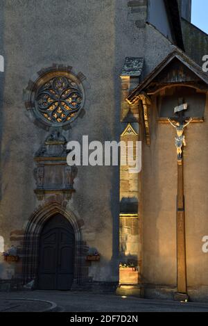 Frankreich, Mosel, Fenetrange, Place Marcel Dassault, Saint Remy Kirche aus dem 15. Jahrhundert, Portal, Rosenfenster, Konsole aus dem Jahr 1616, Kreuz Stockfoto