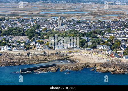 Frankreich, Loire Atlantique, Batz sur Mer, der Hafen, der Strand Saint Michel, die Kirche Saint Guenole und die Salzwiesen Guerande (Luftaufnahme) Stockfoto