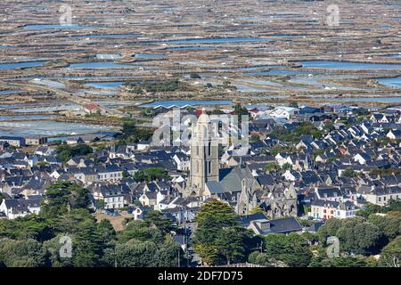 Frankreich, Loire Atlantique, Batz sur Mer, Saint Guenole Kirche und Guerande Salzwiesen (Luftaufnahme) Stockfoto