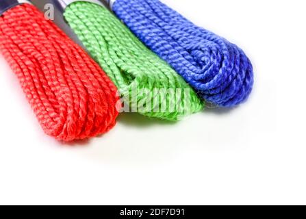 Drei Sägefäden in RGB-Farben mit weißem Textraum. Stockfoto