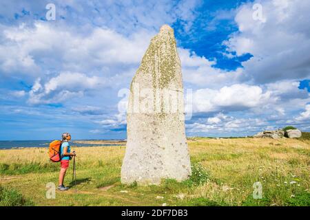 Frankreich, Finistere, Legendes Coast, Plouescat, Wanderung entlang der GR 34 Wanderweg oder Zollweg, Cam Louis Menhir Stockfoto