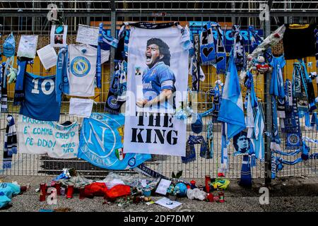 Die Wallfahrt der italienischen Fans vor dem San Paolo Stadion in Neapel geht weiter, wo Gadgets und Gedanken weiterhin für Diego Armando ankommen Stockfoto