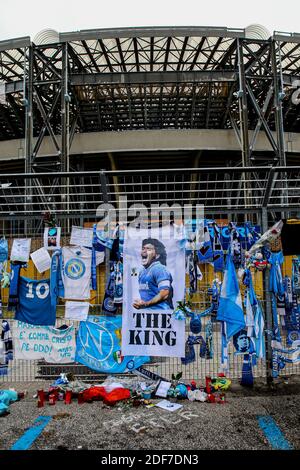 Die Wallfahrt der italienischen Fans vor dem San Paolo Stadion in Neapel geht weiter, wo Gadgets und Gedanken weiterhin für Diego Armando ankommen Stockfoto