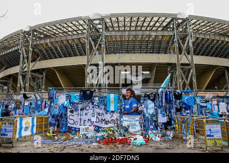 Die Wallfahrt der italienischen Fans vor dem San Paolo Stadion in Neapel geht weiter, wo Gadgets und Gedanken weiterhin für Diego Armando ankommen Stockfoto