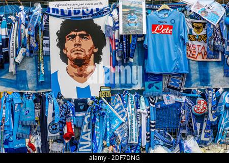 Die Wallfahrt der italienischen Fans vor dem San Paolo Stadion in Neapel geht weiter, wo Gadgets und Gedanken weiterhin für Diego Armando ankommen Stockfoto