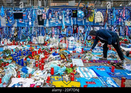 Die Wallfahrt der italienischen Fans vor dem San Paolo Stadion in Neapel geht weiter, wo Gadgets und Gedanken weiterhin für Diego Armando ankommen Stockfoto