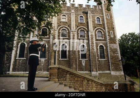 Tower of London, London UK 1986 aber gescannt 2020 hinter den Kulissen Zugriff auf den Tower of London fotografiert für Illustrated London News 1986 Wiki Stockfoto