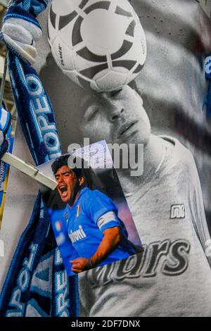 Die Wallfahrt der italienischen Fans vor dem San Paolo Stadion in Neapel geht weiter, wo Gadgets und Gedanken weiterhin für Diego Armando ankommen Stockfoto