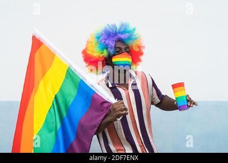 Schwarz Gay Mann mit Spaß feiern Gay Stolz Festival tragen Gesichtsschutzmaske zur Verhinderung der Ausbreitung des Corona-Virus Stockfoto