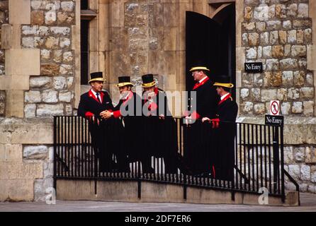 Tower of London, London UK 1986 aber 2020 hinter den Kulissen gescannt Zugang zum Tower of London fotografiert für Illustrated London News 1986 Jewe Stockfoto