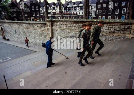 Tower of London, London UK 1986 aber 2020 hinter den Kulissen gescannt Zugang zum Tower of London fotografiert für Illustrated London News 1986 Guar Stockfoto