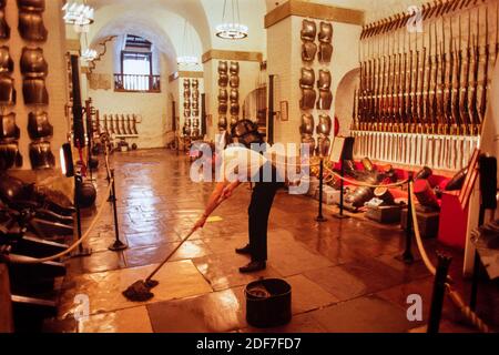 Tower of London, London UK 1986 aber 2020 hinter den Kulissen gescannt Zugang am Tower of London fotografiert für Illustrated London News 1986 WEAP Stockfoto