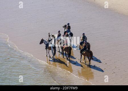 Frankreich, Charente Maritime, Ile d'Oleron, Saint Georges d'Oleron, Reiten am Saumonards Strand (Luftaufnahme) Stockfoto