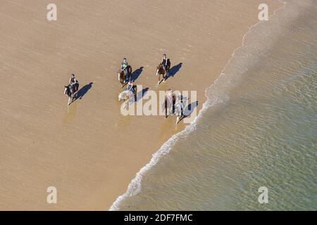 Frankreich, Charente Maritime, Ile d'Oleron, Saint Georges d'Oleron, Reiten am Saumonards Strand (Luftaufnahme) Stockfoto