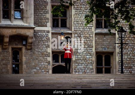 Tower of London, London UK 1986 aber 2020 hinter den Kulissen gescannt Zugang am Tower of London fotografiert für Illustrated London News 1986 Bugl Stockfoto