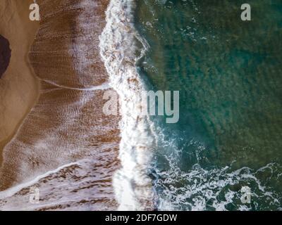 Riesige große Wellen von oben auf der Insel Sizilien, Drohnenblick am Strand und riesige Wellen Sicilia Stockfoto