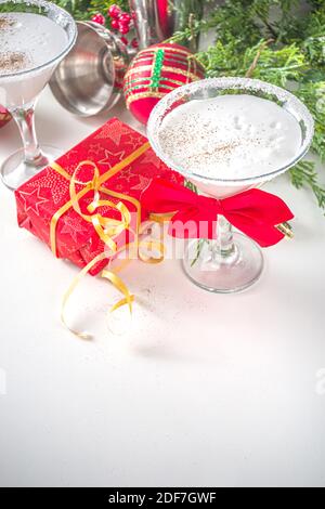 Weihnachtliche martini Drink Schneewittchen Daiquiri, Weihnachts-Neujahrsparty alkoholischer Cocktail mit Rum und Sahne Stockfoto