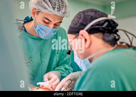 Chirurgen, die Patienten während der Operation Rohr einschieben Stockfoto