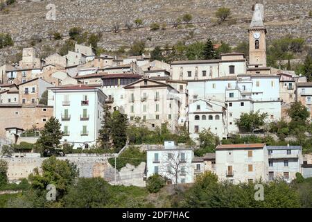 Stadtbild mit alten Häusern und san Nicola Kirche Glockenturm im historischen Dorf, in hellem Licht in Calascio, L'Aquila, Abruzzen, Italien aufgenommen Stockfoto