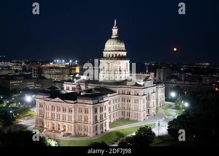 1. Oktober 2020 Austin, Texas: Ein Erntevollmond steigt über dem Texas Capitol in Austin, der vom Westgate Building nach Osten blickt. © Bob Daemmrich Stockfoto