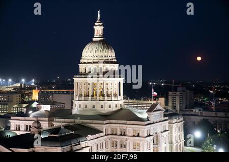 1. Oktober 2020 Austin, Texas: Ein Erntevollmond steigt über dem Texas Capitol in Austin, der vom Westgate Building nach Osten blickt. © Bob Daemmrich Stockfoto